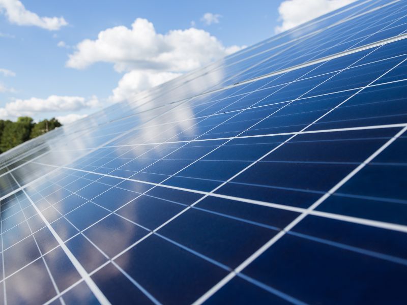 Niedersachsen treibt seine Photovoltaikoffensive voran: Vertragsabschluss über rund 355.000 qm Dachflächen im Nordwesten von Niedersachsen